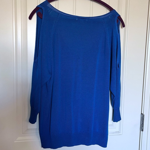 New York & Company Cold Open Shoulder V Neck Lightweight Sweater Size Medium - Picture 3 of 8